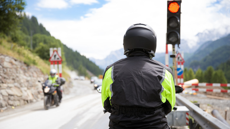 Is It Legal For Motorcycles To Run Red Lights? Here’s What US Law Says